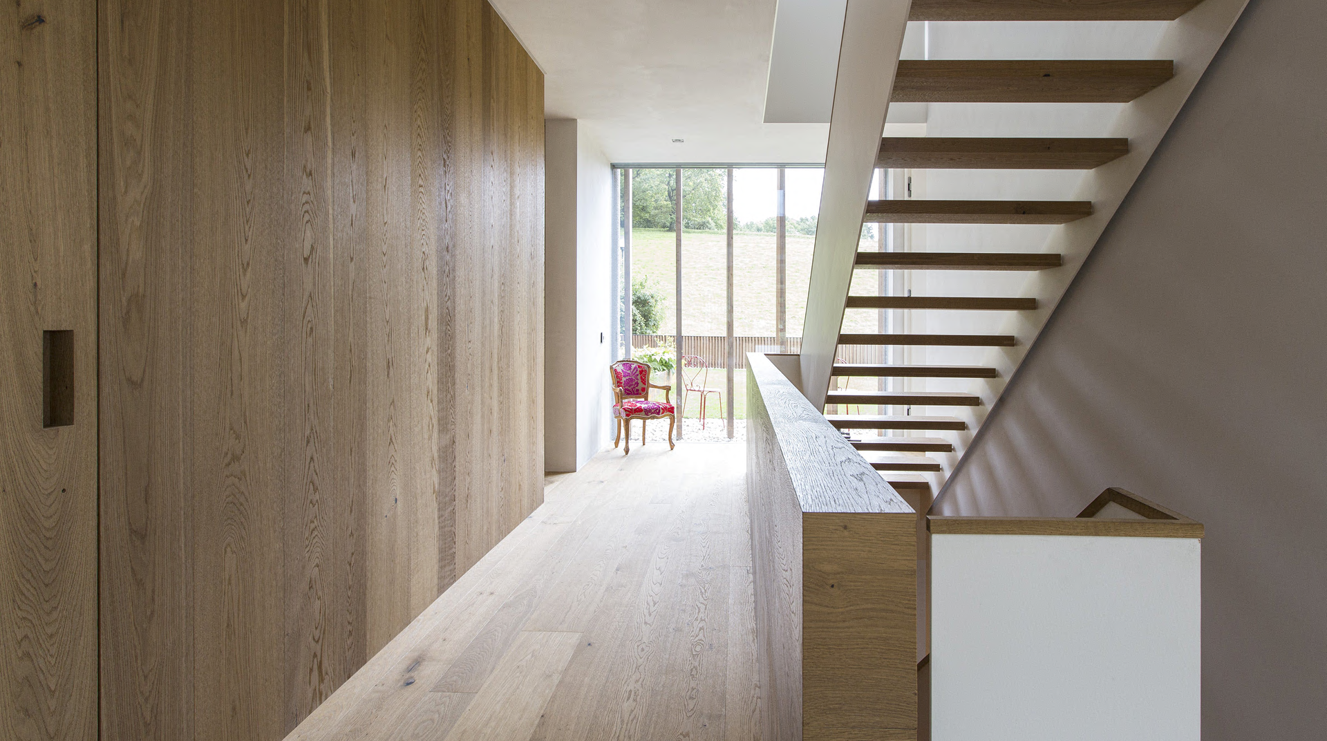 Flur mit Treppenaufgang aus Holz