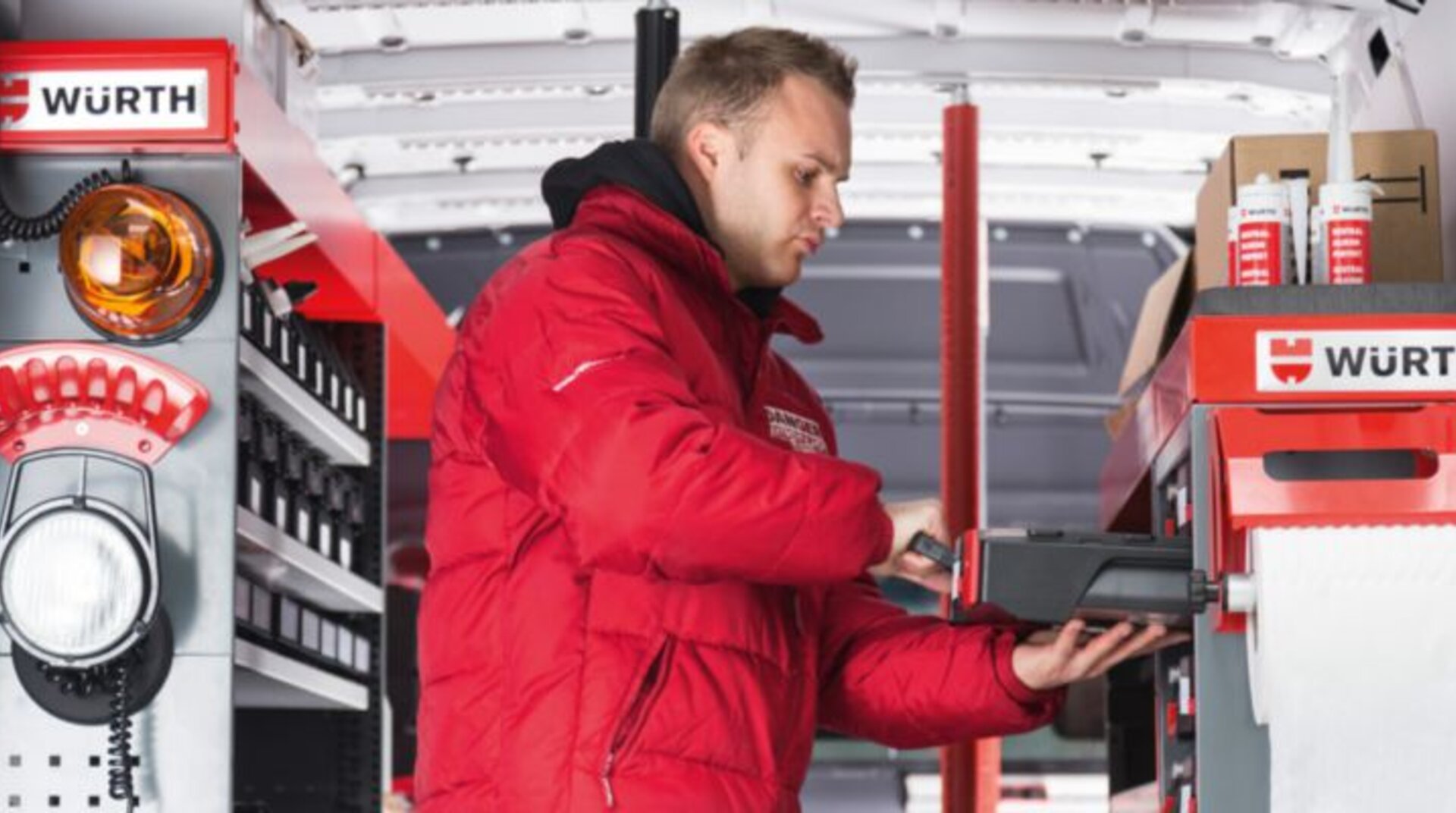 Fahrzeugeinrichtung Fahrzeugeinrichtung, Würth, Mann richtet Auto ein