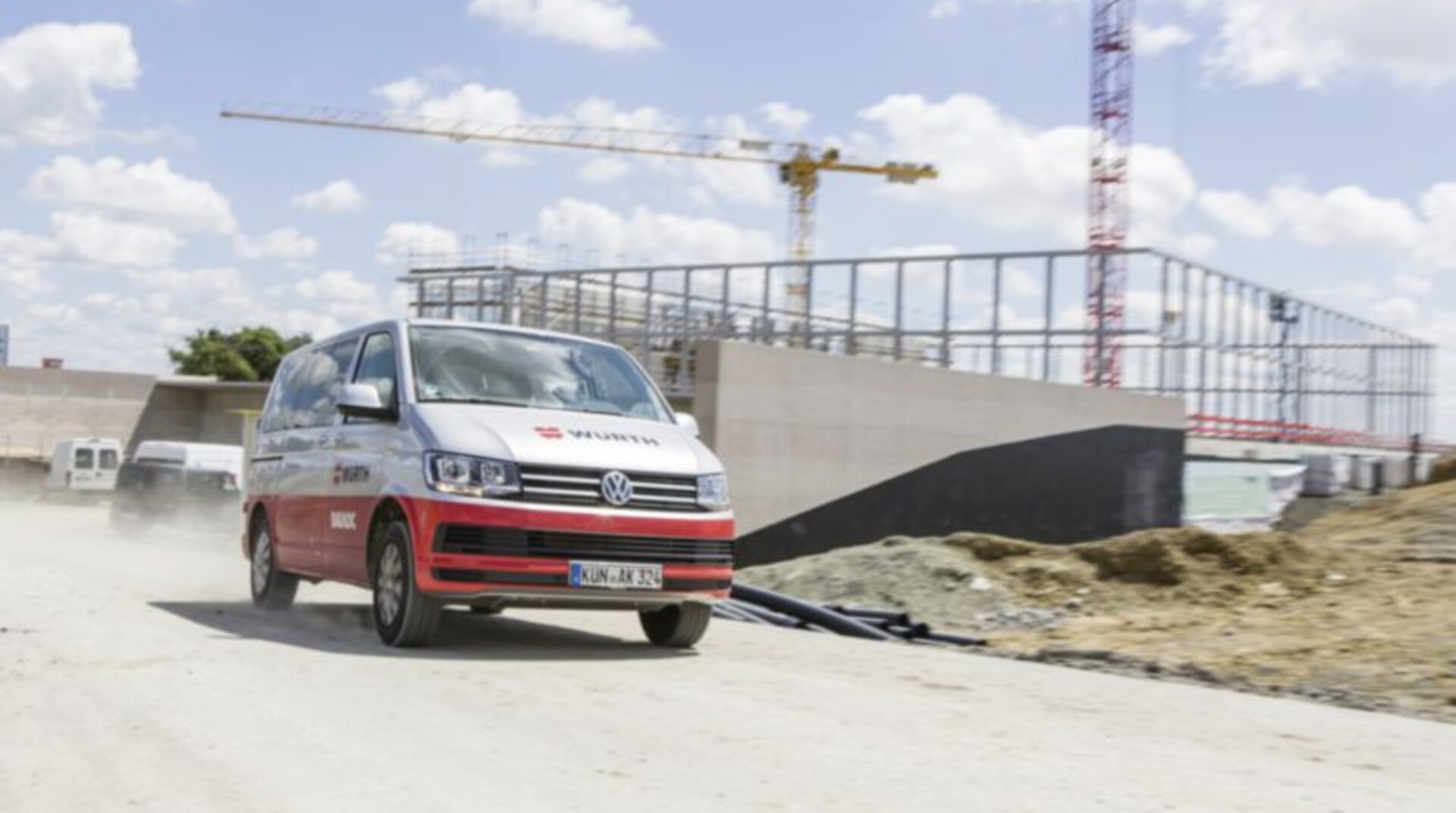 Sofort Service Transporter auf der Straße, Hintergrund Baustelle