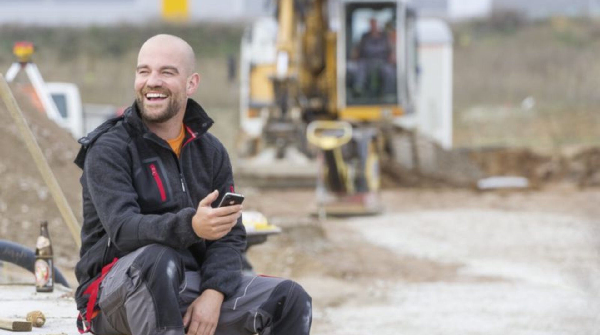 Würth App Würth App, Mann mit Handy in der Hand auf einer Baustelle