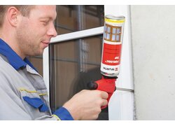 1K-Pistolenschaum PURLOGIC, bei der Verwendung durch einen Mann