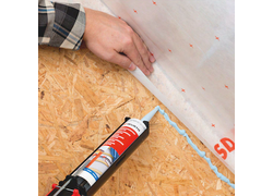 Anschlussklebstoff All-in-One Verarbeitung, Handwerker mit Kartusche