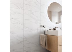 Badezimmer mit weißer Marmoroptik