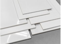 Stapel weiße Keramikfliesen