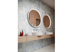 Badzimmer mit blauen Fliesen