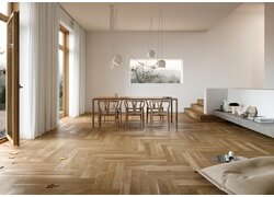 Helles Esszimmer mit Parkett im Doppel-Fischgrätmuster.