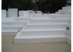 Zwei runde Brandschutz-Einbauelemente aus Metall mit Montageösen.