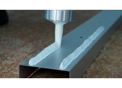 Anwendungsbeispiel von OTTOCOLL® M 560 auf einer metallenen Oberfläche