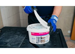 Ein Eimer OTTOCOLL® M 595 beim Öffnen in der Anwendung