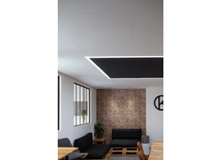 Weiße Decke mit schwarzem Akustikpaneel.