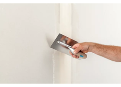 Spachtelmasse wird auf Wand aufgetragen