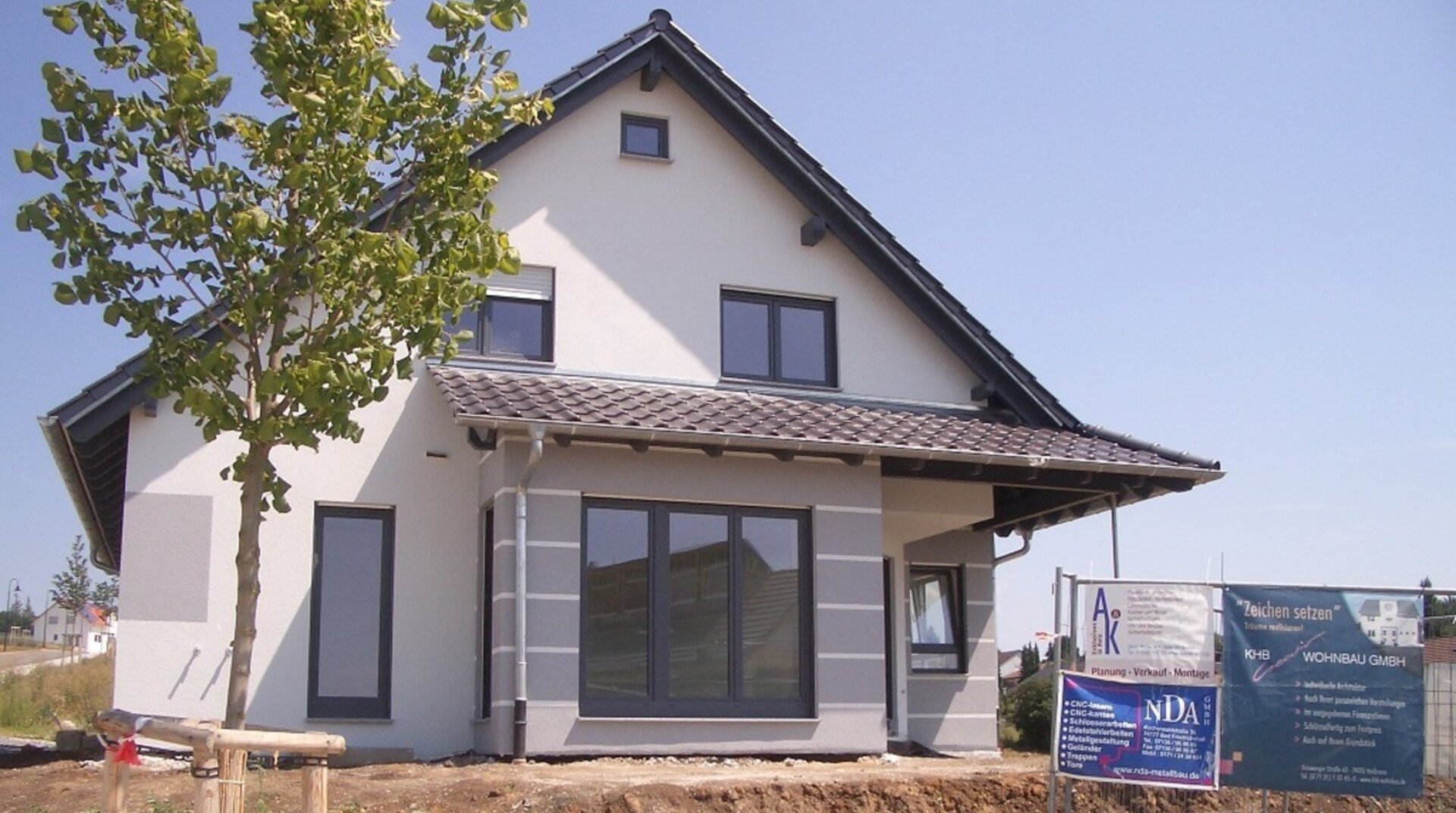 KHB-Creativ EFH Talheim, Haus von außen, Baum davor, 