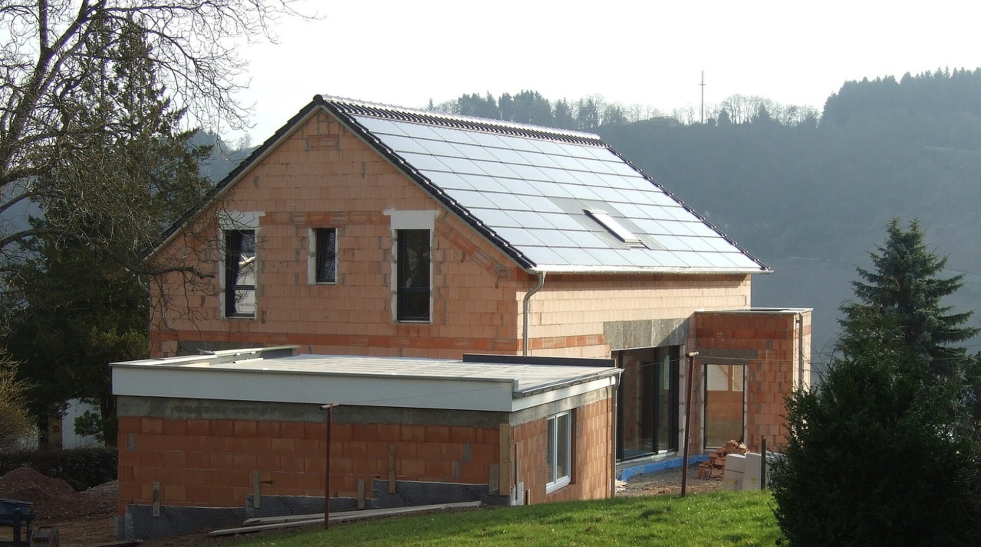Müllers Bau Einfamilienhaus Konz Könen, Haus im Rohbau, von der Gartenseite aus betrachtet, Außenfassade
