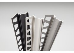 Gebogene Fliesenprofile, schwarz, weiß, grau.