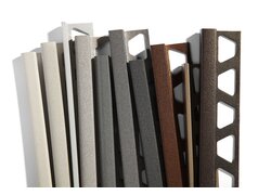 Mehrere Metallprofile, matt, grau bis braun.