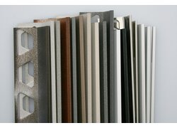 Mehrere Fliesenschienen, metallisch, verschiedene Farben.