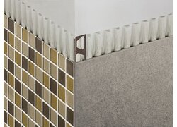 Fliesenecke mit Metallprofil, Mosaik und Grau.