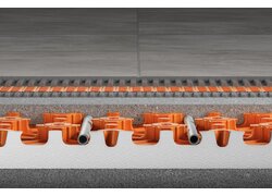 Bodenaufbau mit oranger Noppenplatte, graue Rohre.