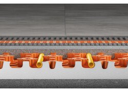 Bodenaufbau mit oranger Noppenplatte, gelbe Rohre.