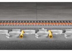 Bodenaufbau mit weißer Noppenplatte, gelbe Rohre.