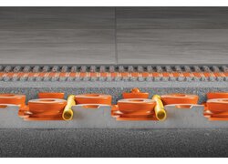 Bodenaufbau mit oranger Noppenplatte, gelbe Rohre.