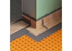 Wandecke mit Abdichtung, orange Bodenmatte.