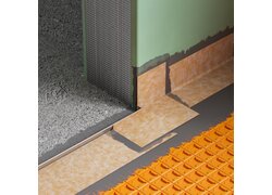 Bauwand mit Abdichtung, orange Matte Boden.