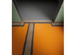 Türdurchgang mit Abdichtung, orange Bodenmatten.