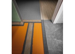 Türdurchgang mit Abdichtung, orange Matten, Fliesen.