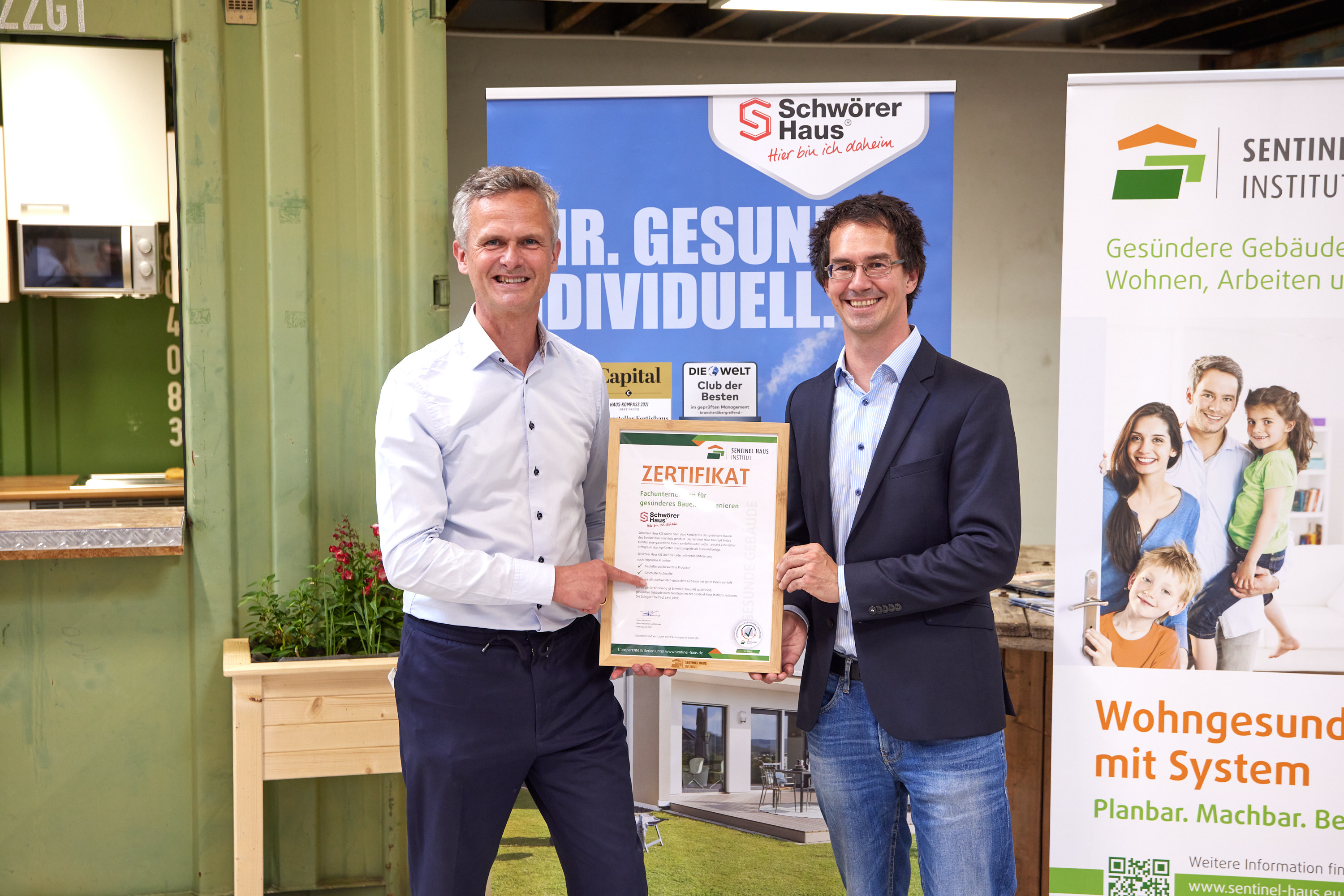 Foto (c) Axel Heiter. Setzen ihre erfolgreiche Zusammenarbeit fort: Peter Bachmann, Geschäftsführer Sentinel Haus Institut, übergibt das Zertifikat als Bauunternehmen für gesündere Gebäude an Florian Schmid, Vertriebsleitung von SchwörerHaus. Foto (c) Axel Heiter. Setzen ihre erfolgreiche Zusammenarbeit fort: Peter Bachmann, Geschäftsführer Sentinel Haus Institut, übergibt das Zertifikat als Bauunternehmen für gesündere Gebäude an Florian Schmid, Vertriebsleitung von SchwörerHaus.