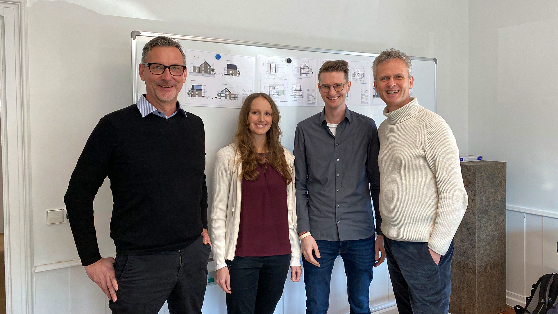 v. l. n. r. Ralf Kärger (SHI), Anna und Fabian Wiesler (Bauherren), Peter Bachmann (SHI) v. l. n. r. Ralf Kärger (SHI), Anna und Fabian Wiesler (Bauherren), Peter Bachmann (SHI)