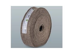 Rolle aus Hanffilz neben weißer Dämmplatte