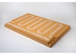 Lehm-Klimaplatte mit integrierter Heizschlange.