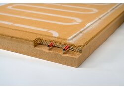 Gelbe Dämmplatte mit integrierten Heizschlangen und sichtbarem Anschlussnetz am Rand.