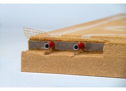 Fußbodenheizungs-Dämmplatte mit Heizrohren und Metallschiene, seitlicher Querschnitt sichtbar.