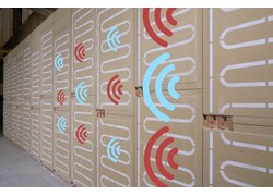 Große Holzwand mit weißen, blauen und roten Wellenmustern in Lagerhalle.