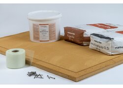 Bau- und Putzmaterialien auf Holzplatte.