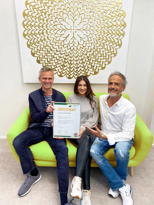 Peter Bachmann mit Beate und Markus Nothelfer bei der Zertifikatsübergabe in der Zahnarztpraxis. Peter Bachmann mit Beate und Markus Nothelfer bei der Zertifikatsübergabe in der Zahnarztpraxis.