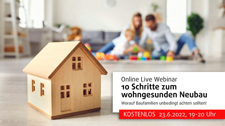 Webinar wohngesunder Neubau Das Bild ist eine Werbegrafik für ein Online-Live-Webinar. Links im Vordergrund ist ein kleines Modellhaus aus Holz zu sehen. Im Hintergrund ist eine Familie (unscharf) zu sehen, die auf dem Boden spielt, was ein wohnliches und einladendes Gefühl vermittelt. Rechts im Bild ist ein Textblock mit Informationen zum Webinar: "Online Live Webinar 10 Schritte zum wohngesunden Neubau Worauf Baufamilien unbedingt achten sollten!" Darunter ist ein roter Balken mit weiteren Details: "KOSTENLOS 23.6.2022, 19-20 Uhr" Die Szene vermittelt den Eindruck von Komfort und Familienfreundlichkeit und richtet sich an Menschen, die an gesundem und nachhaltigem Hausbau interessiert sind.