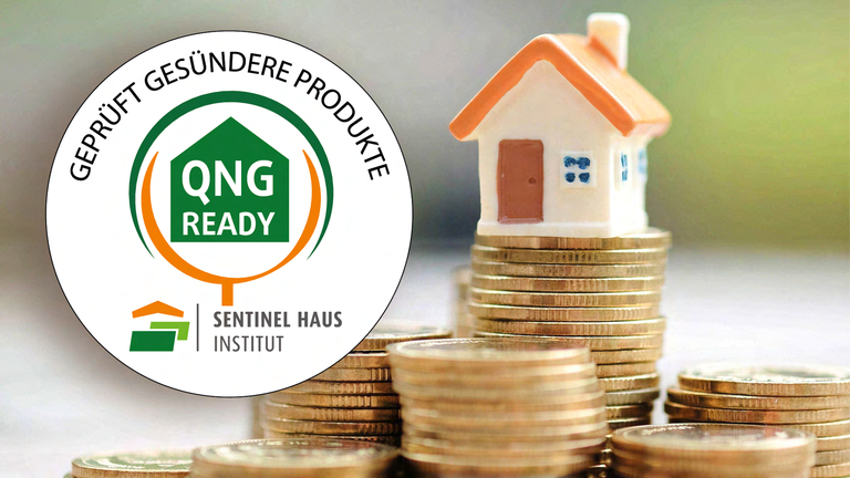 Neubauförderung: Sentinel Haus Institut zertifiziert Produkte Kleines Häuschen auf Stapel Geldmünzen. Links im Bild das QNG ready Siegel des Sentinel Hau Institutes