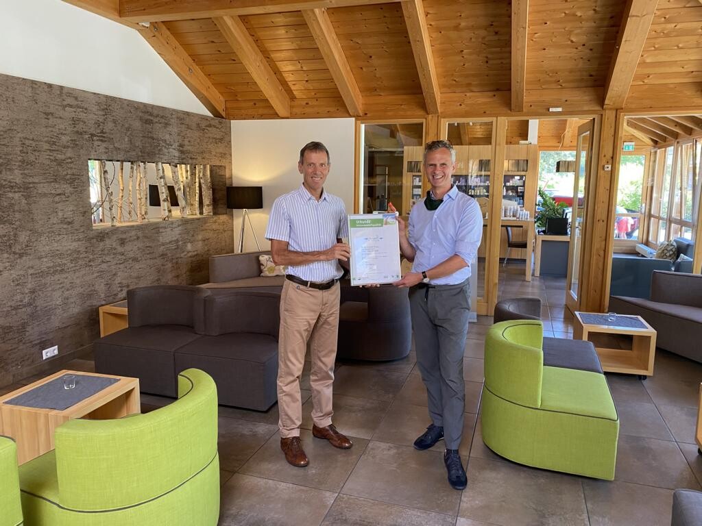 Hotelchef Klaus-Günther Wiesler und Peter Bachmann, Geschäftsführer des Sentinel Haus Instituts, (v.l.n.r.) freuen sich über die Urkunde zur guten Innenraumluftqualität des Seehotels. (Foto: Sentinel Haus Institut) Hotelchef Klaus-Günther Wiesler und Peter Bachmann, Geschäftsführer des Sentinel Haus Instituts, (v.l.n.r.) freuen sich über die Urkunde zur guten Innenraumluftqualität des Seehotels. (Foto: Sentinel Haus Institut)