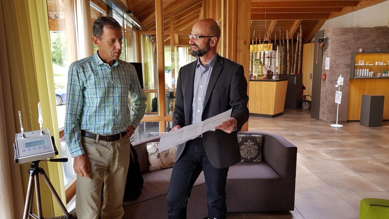Hotelchef Klaus-Günther Wiesler und Helmut Köttner. Technischer Leiter des Sentinel Haus Instituts, besprechen die guten Ergebnisse der Raumluftmessungen im Seehotel Wiesler. Foto Sentinel Haus Institut Hotelchef Klaus-Günther Wiesler und Helmut Köttner. Technischer Leiter des Sentinel Haus Instituts, besprechen die guten Ergebnisse der Raumluftmessungen im Seehotel Wiesler. Foto Sentinel Haus Institut