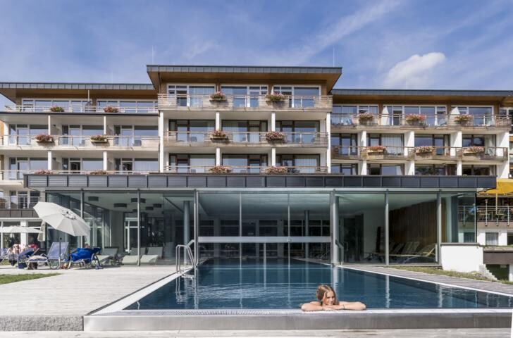 Das Vier-Sterne-Superior-Haus mit großem Wellnessbereich liegt direkt am Titisee. Die 40 Zimmer und Suiten verfügen über eine hervorragende Raumluftqualität. Foto: Seehotel Wiesler Das Vier-Sterne-Superior-Haus mit großem Wellnessbereich liegt direkt am Titisee. Die 40 Zimmer und Suiten verfügen über eine hervorragende Raumluftqualität. Foto: Seehotel Wiesler