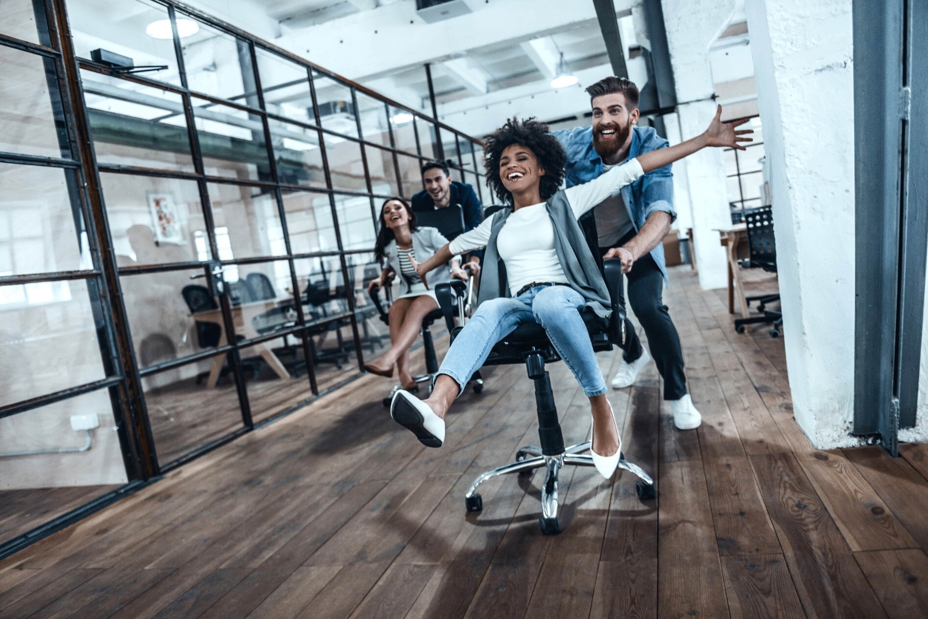 Die Freude über ein gesundes Büro muss nicht unbedingt in einem Bürostuhlrennen enden. Foto: SHI /Shutterstock Die Freude über ein gesundes Büro muss nicht unbedingt in einem Bürostuhlrennen enden. Foto: SHI /Shutterstock