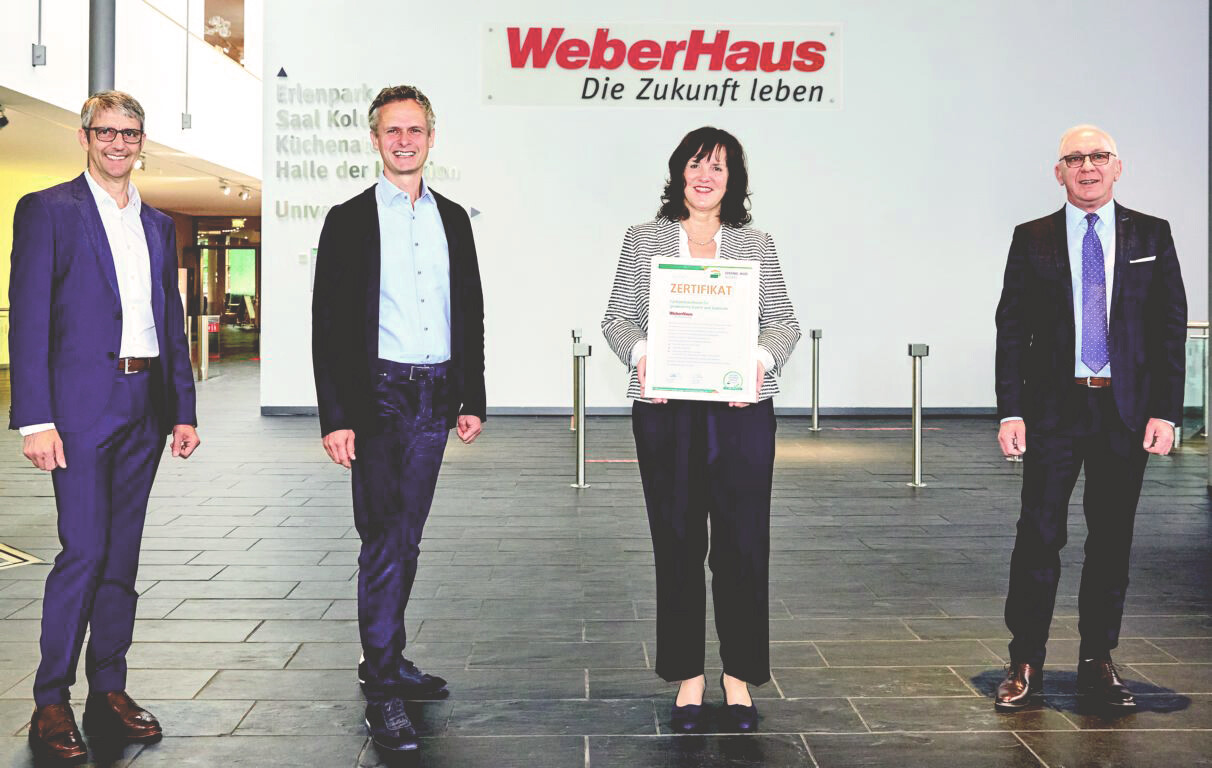Das Zertifikat für WeberHaus als „Fachunternehmen für gesünderes Bauen und Sanieren“ des Sentinel Haus Instituts sorgt auch mit Abstand für Freude bei allen Beteiligten: In der Mitte Heidi Weber-Mühleck, geschäftsführende Gesellschafterin von WeberHaus, rechts Geschäftsführer WeberHaus Andreas Bayer gemeinsam mit Peter Bachmann (2.v.l) und Christoph Bährle, beide Geschäftsführer des Sentinel Haus Instituts. Foto: WeberHaus | © Zertifikatsübergabe von Peter Bachmann und Christoph Bährle an Weberhaus Das Zertifikat für WeberHaus als „Fachunternehmen für gesünderes Bauen und Sanieren“ des Sentinel Haus Instituts sorgt auch mit Abstand für Freude bei allen Beteiligten: In der Mitte Heidi Weber-Mühleck, geschäftsführende Gesellschafterin von WeberHaus, rechts Geschäftsführer WeberHaus Andreas Bayer gemeinsam mit Peter Bachmann (2.v.l) und Christoph Bährle, beide Geschäftsführer des Sentinel Haus Instituts. Foto: WeberHaus | © Zertifikatsübergabe von Peter Bachmann und Christoph Bährle an Weberhaus