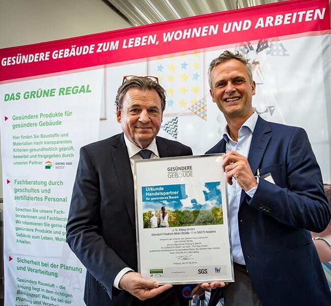 Peter Bachmann und Gerhard Menzel halten das Zertifikat Peter Bachmann und Gerhard Menzel halten das Zertifikat