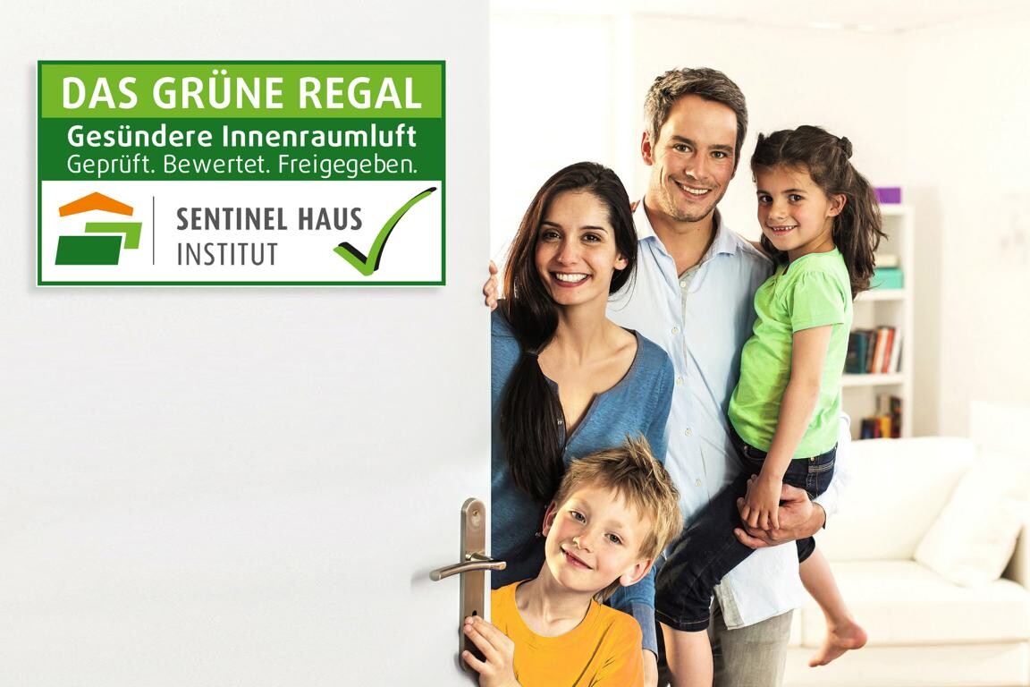 Familie die das Grüne Regal unterstützt Familie die das Grüne Regal unterstützt