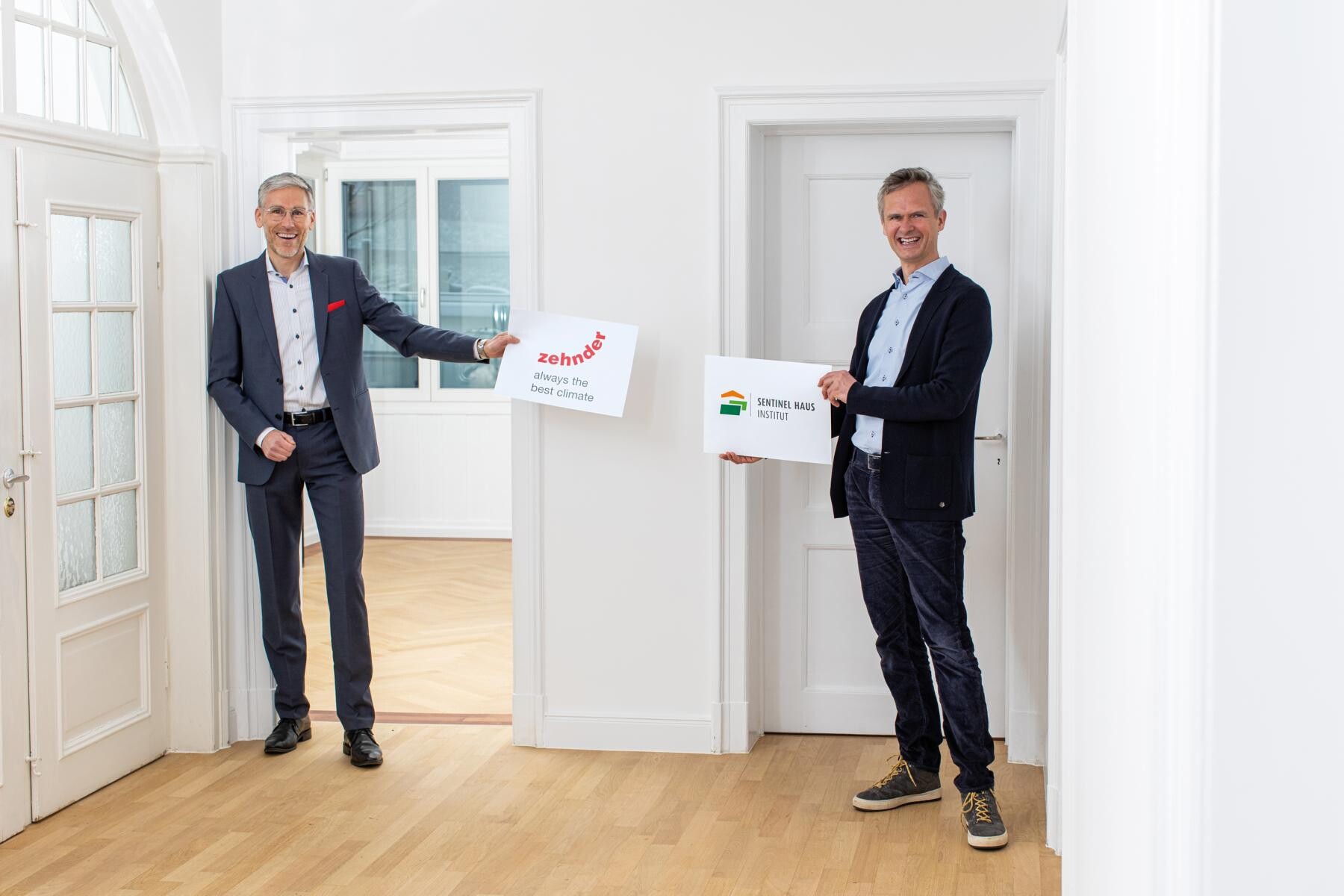 Gute Luft für gesündere Gebäude: Heiko Braun, Geschäftsführer Zehnder Deutschland, und Peter Bachmann, Geschäftsführer Sentinel Haus Institut, freuen sich auf ihre Zusammenarbeit. Foto: SHI/ Britt Schilling Gute Luft für gesündere Gebäude: Heiko Braun, Geschäftsführer Zehnder Deutschland, und Peter Bachmann, Geschäftsführer Sentinel Haus Institut, freuen sich auf ihre Zusammenarbeit. Foto: SHI/ Britt Schilling