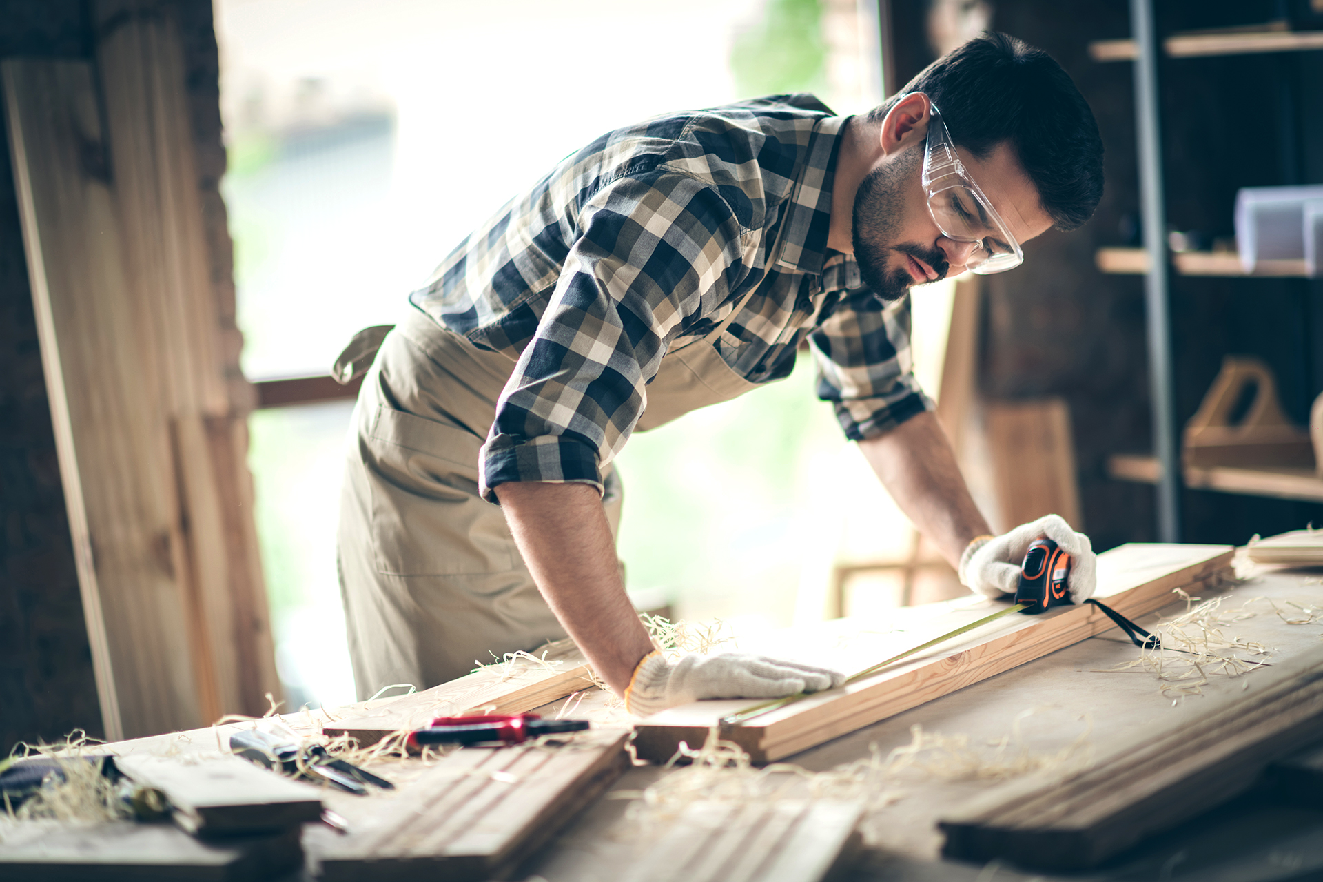 Handwerker Schreiner beim Abmessen eines Holzes
