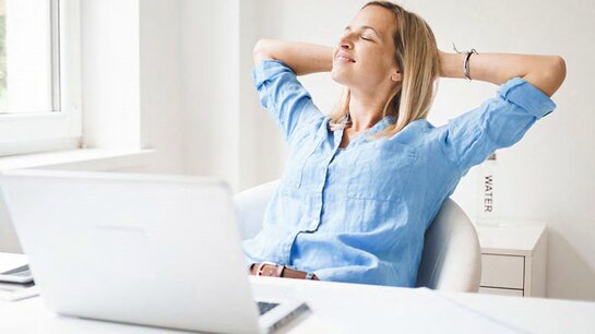 Dicke Luft im Home Office Dicke Luft im Home Office, Frau lehnt sich entspannt zurück